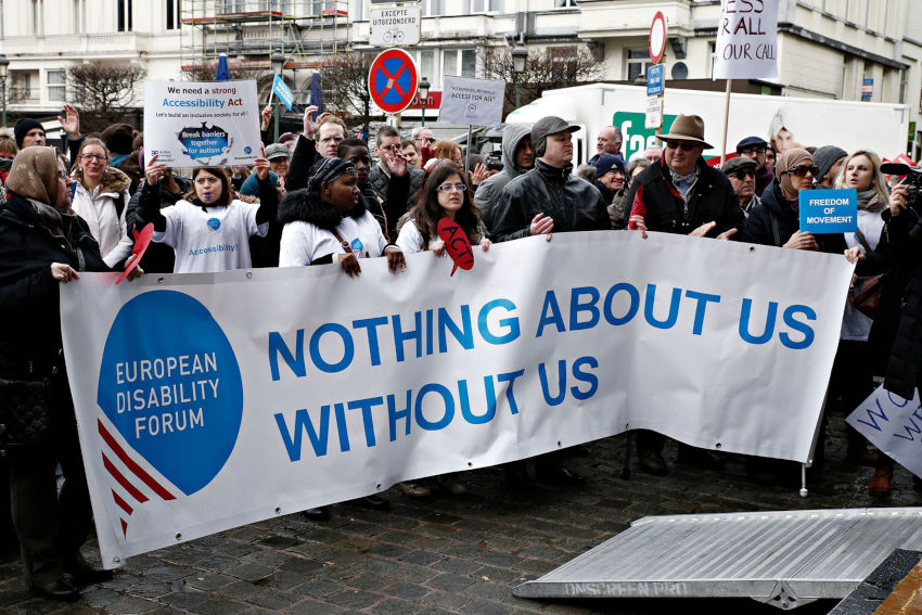 Banderole lors d'une manifestation de European Disability Forum indiquant en anglais : Nothing about us without us