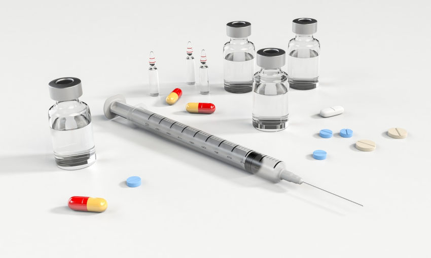 Image de médicaments : flacons, pilules et seringue
