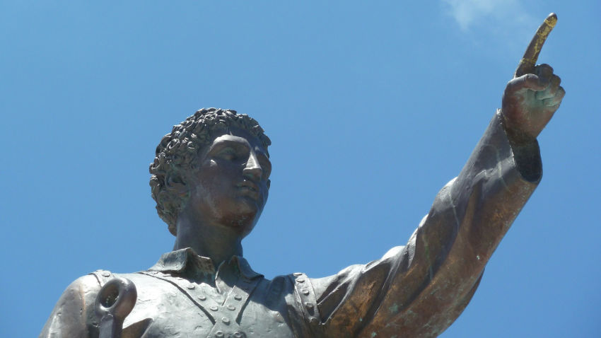 Statue pointant un doigt vers le ciel