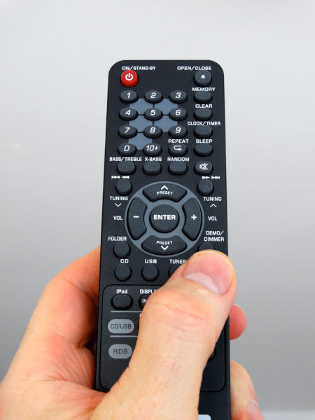 Main tenant une télécommande de télévision